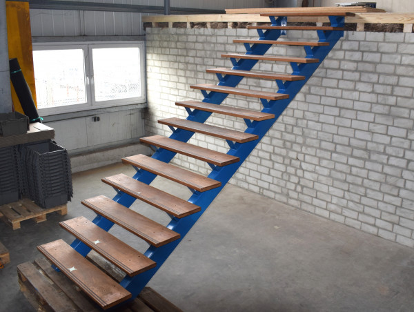 Stahlwangentreppe blaue Industrietreppe