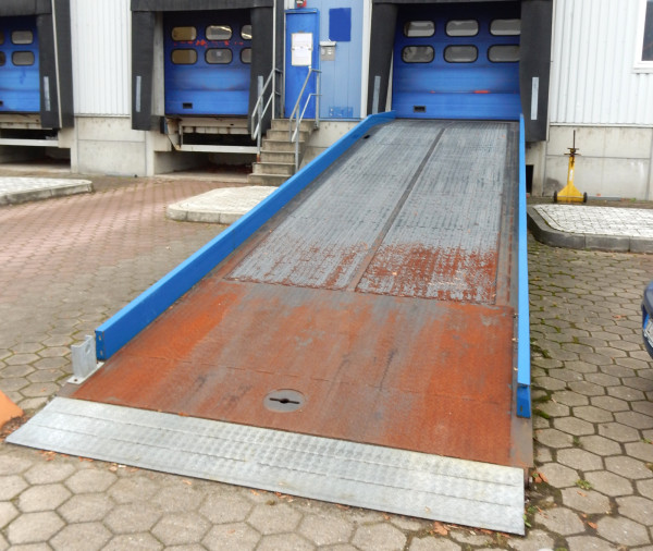 Albers mobile Verladerampe L11000 x B2500 mm Auffahrrampe Traglast 12000 kg