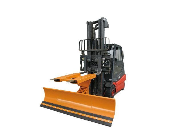 Schneepflug 2073 auf Gabelstapler aufgenommen und mit Kette gesichert