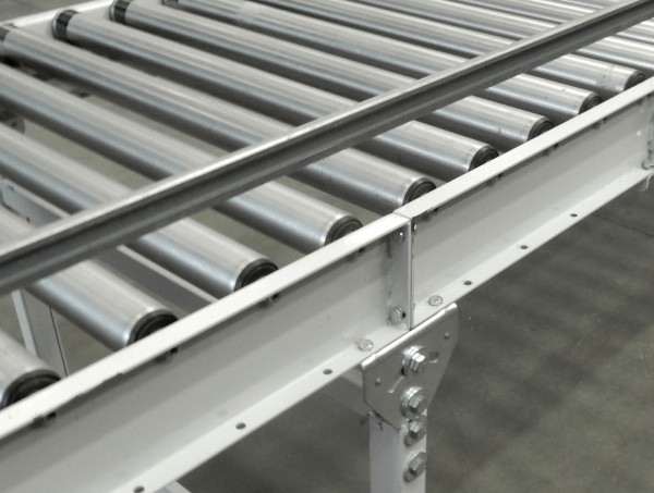 einseitige Seitenführung Rollenbahn Förderstrecke