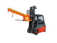 Eichinger Teleskoplader höhenverstellbar 2082 in orange lackiert auf einem Gabelstabler Eichinger Teleskoplader höhenverstellbar 2082 in orange lackiert auf einem Gabelstabler