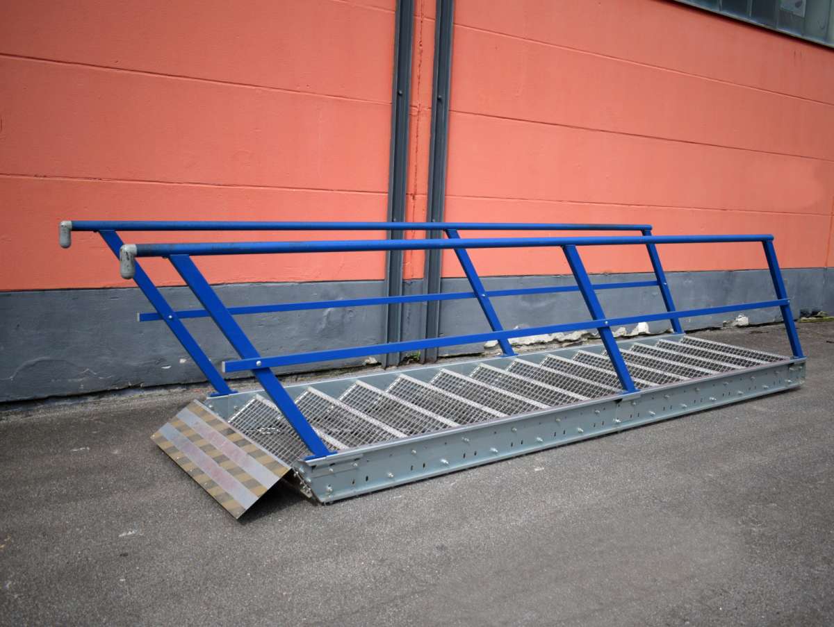 洋書 Treppen - Technik Stahlwangentreppe Industrietreppe Stahltreppe H2000 mm